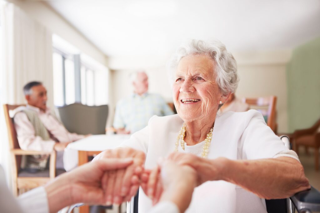 ancianos en casa o en una residencia