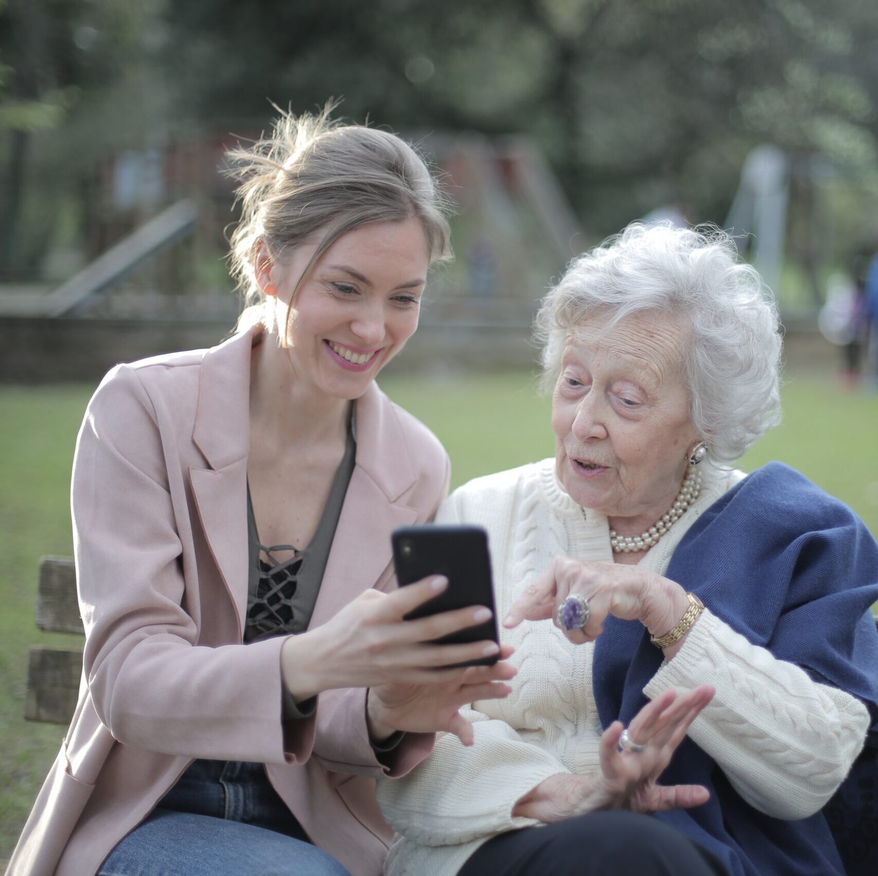 No podemos subestimar la importancia del apoyo para los cuidadores. Cuidar a alguien con Alzheimer puede ser física y emocionalmente agotador. Buscar ayuda de amigos, familiares o profesionales de la salud es esencial. Además, unirse a grupos de apoyo de Alzheimer puede proporcionar un espacio seguro para compartir experiencias y consejos con otras personas que enfrentan desafíos similares.