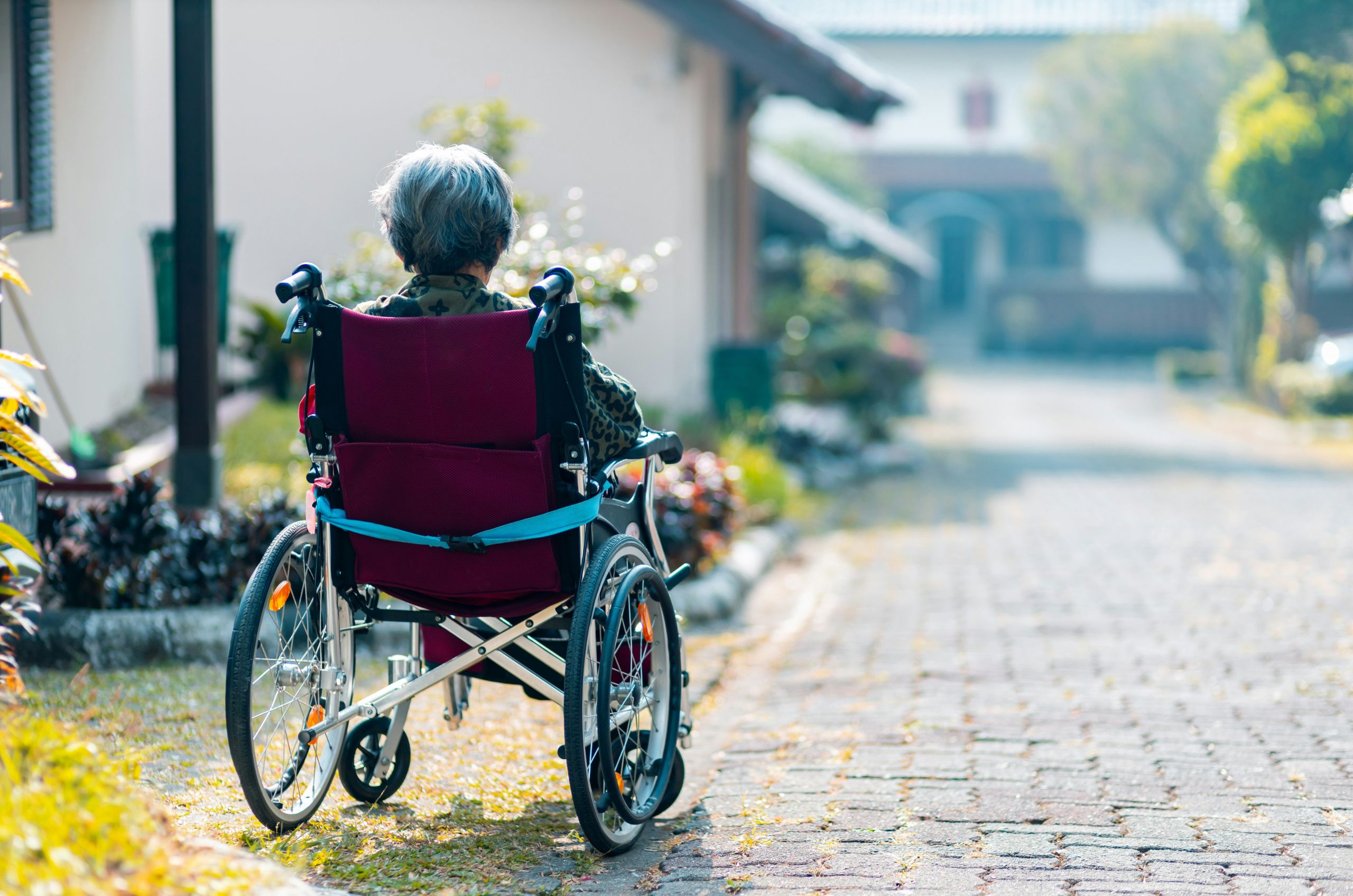 Cómo subir escaleras con silla de ruedas